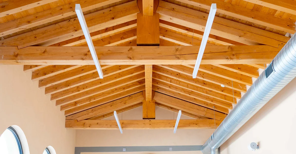 Un intervento impiantistico completo e integrato - Soffitto con travi a vista - Bontempi Impianti