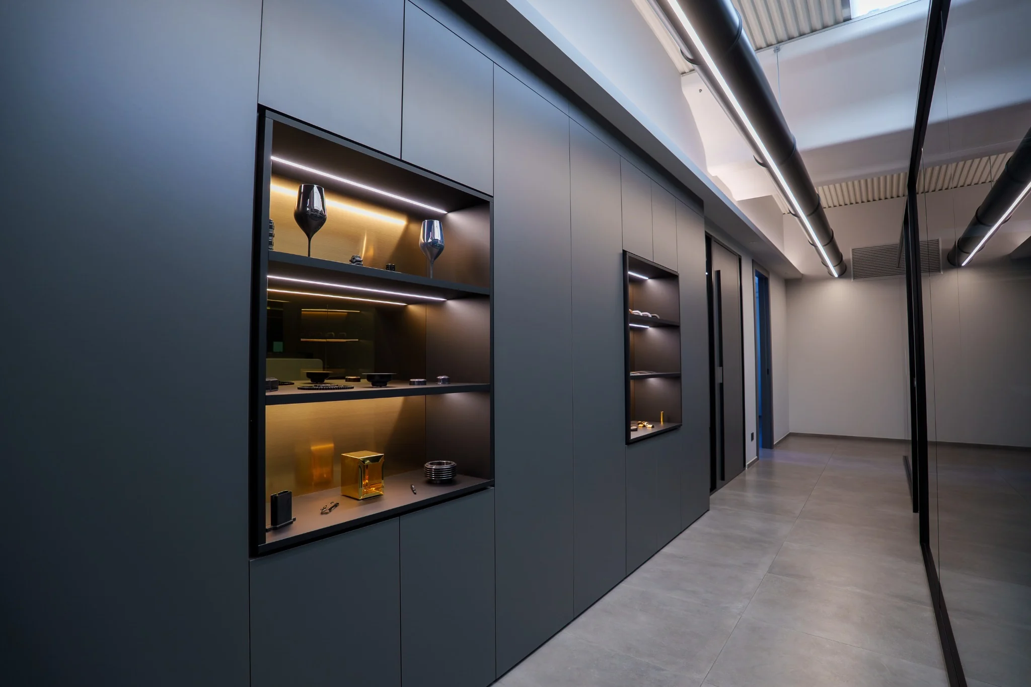Esposizione di finiture PVD decorative negli spazi STS